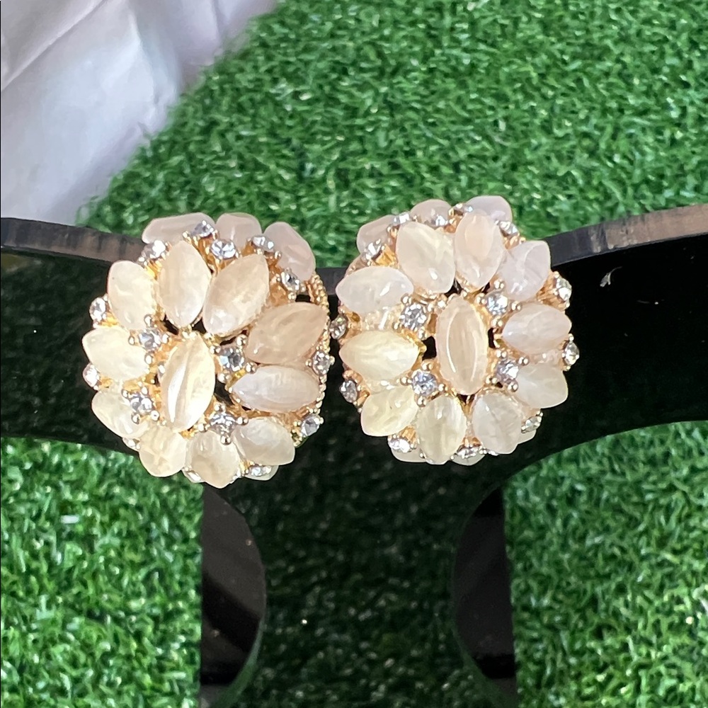 Elegant Cream Flower Cluster Clip-On Earrings